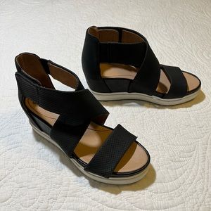 Black Dr. Scholls short wedge sandal with white sole. Size 7.